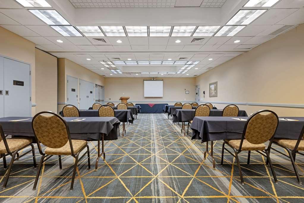 The Lux Hotel & Conference Center, Ascend Hotel Collection Waterloo Facilități foto
